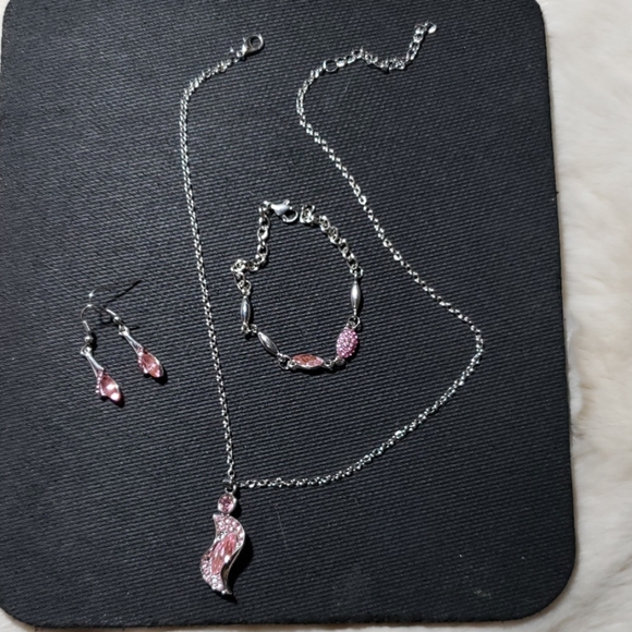 Earing, Necklace, Bracelet Set - Picture 3 of 6